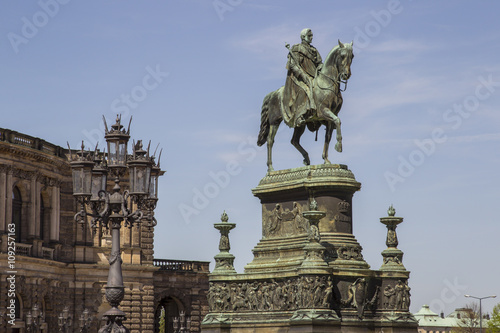 König Johann Reiterdenkmal vor der Semperoper