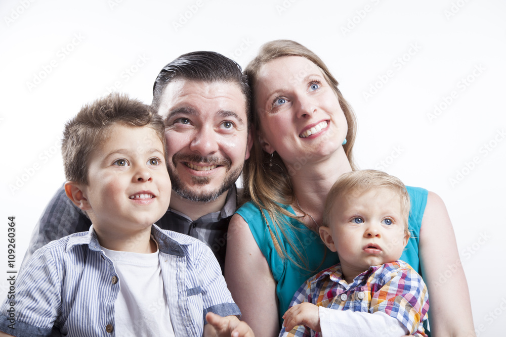 Familia con dos hijos Familia con dos hijos