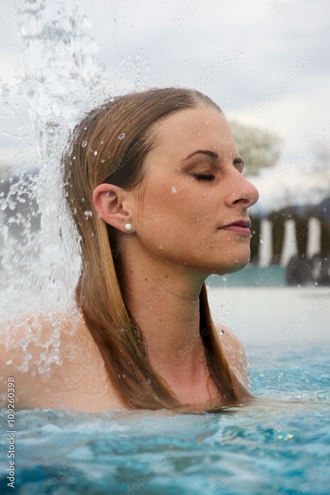 Junge blonde Frau bei einem Aufenthalt in der Rupertustherme Bad Reichenhall