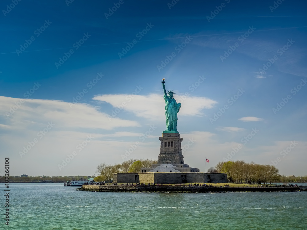 Fototapeta premium Statue of Liberty on a sunny day