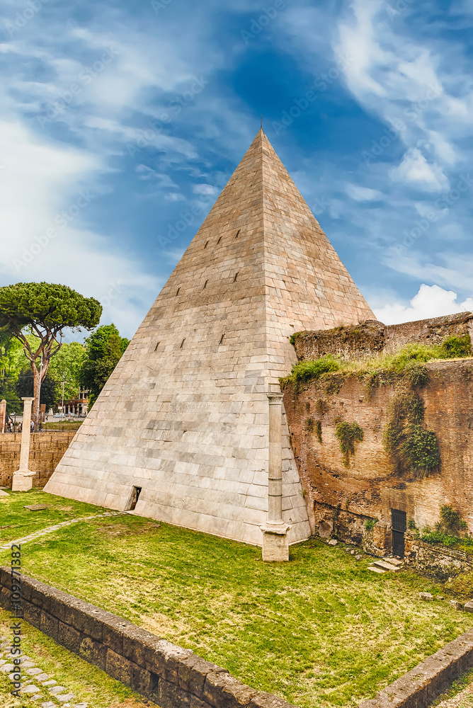 Obraz premium Pyramid of Cestius, iconic landmark in Rome, Italy