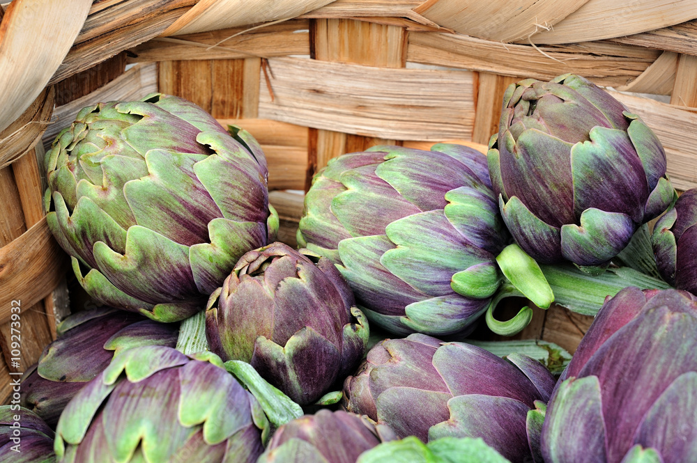 Obraz premium Roman artichokes in wicker basket close