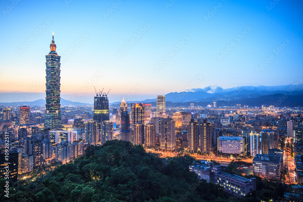 Naklejka premium Piękny zachód słońca z Taipei, Tajwan panoramę miasta