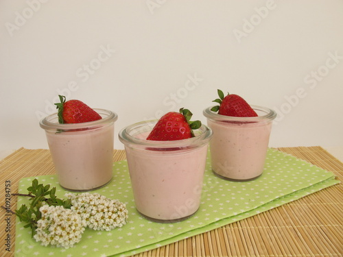 Erdbeerdessert mit Gelatine und frischen Erdbeeren photo