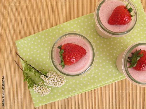 Erdbeerdessert mit Gelatine und frischen Erdbeeren photo