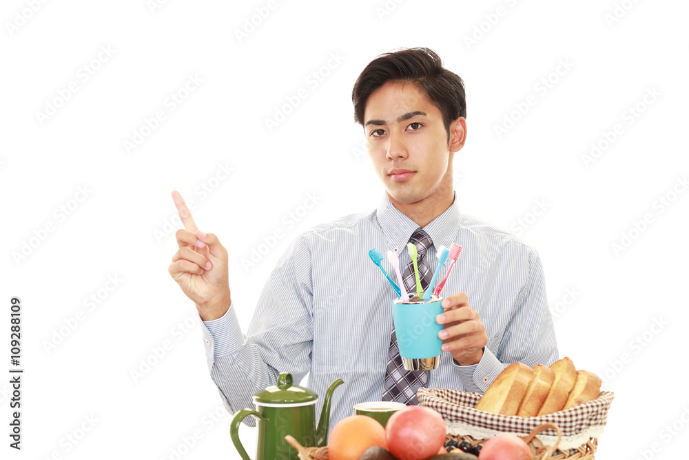 歯ブラシを持つ笑顔の男性