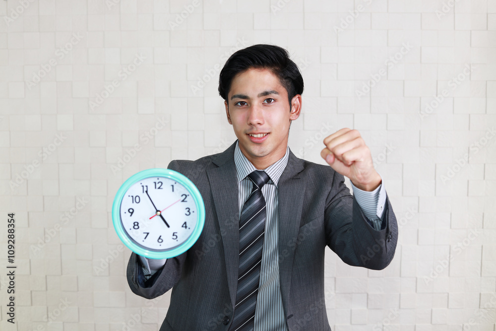 時計を持つ笑顔のビジネスマン
