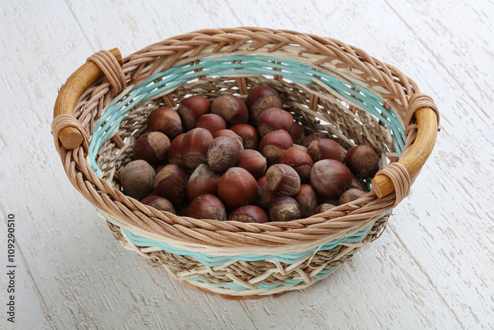 Obraz premium Hazelnuts in the basket