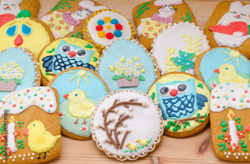 spring easter gingerbread with flowers and chick on closeup