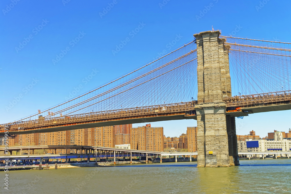 Obraz premium Brooklyn bridge over East River