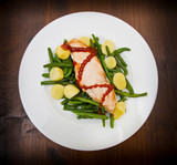 fillet salmon with potatoes and green beans