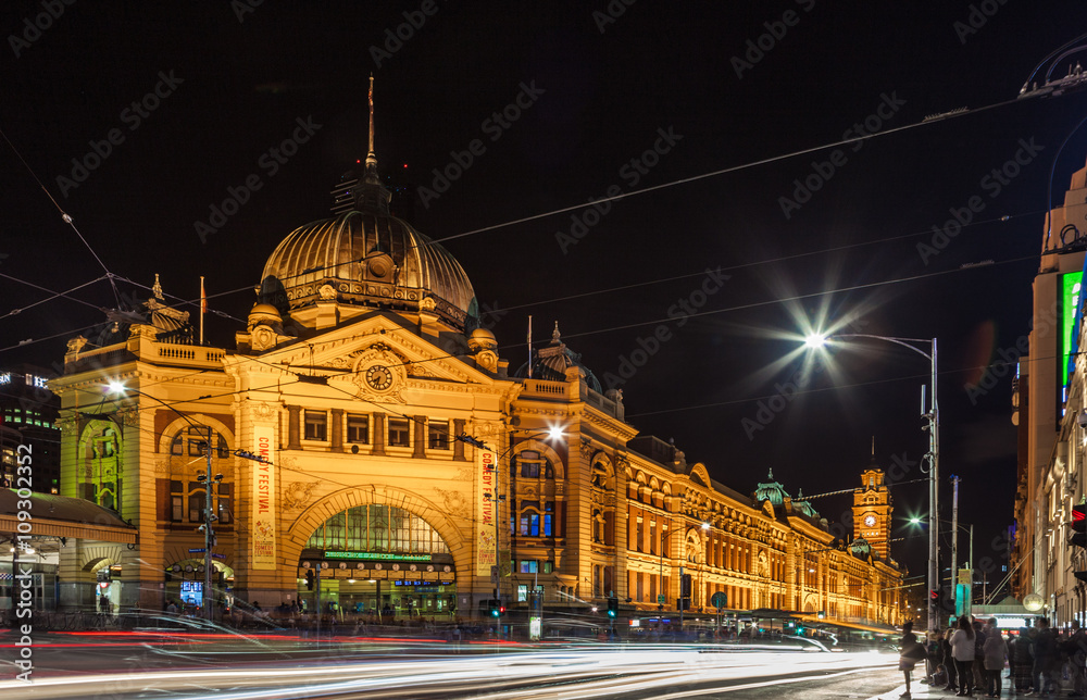 Obraz premium Melbourne CBD - APR 16 2016: Flinders street station at night, long exposure.
