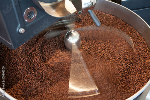 frisch geröstete Kaffeebohnen im Mixer - Langzeitbelichtung