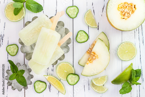 Φωτογραφία Refreshing mexican style ice pops - cucumber, lime, honeydew margarita paletas - popsicles