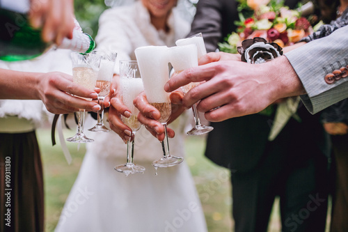Photography Groomsman and bridesmaid drinking champagne on wedding party