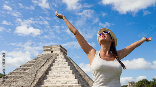 Fotografie Happy woman enjoying travel tourism at Chichen Itza, Mayan Riviera, Mexico