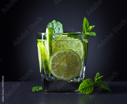  cocktail with lime and peppermint leaves