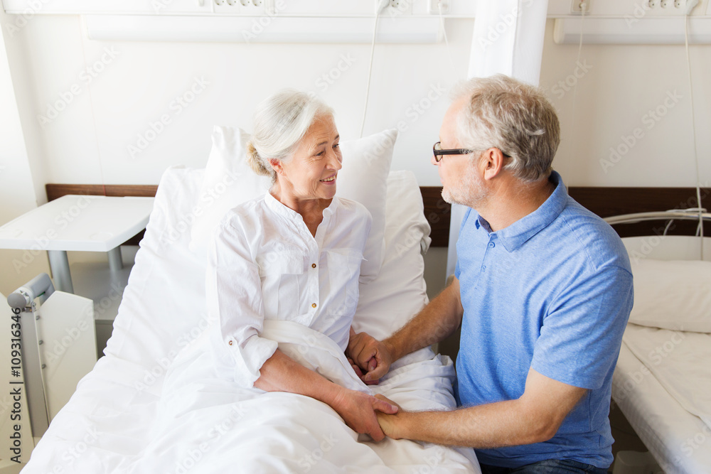 Fototapeta premium senior couple meeting at hospital ward