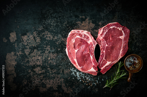 Stampa su tela Heart shape raw fresh veal meat steaks