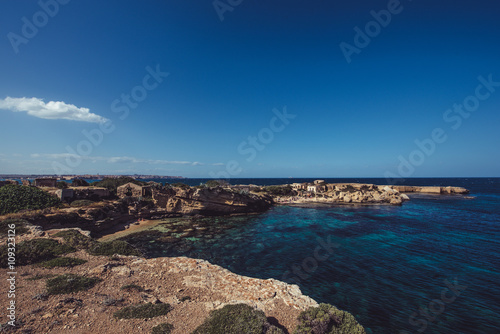 Vista della costa della spiaggia di Pirillina, all'interno dell'area marina protetta di Plemmirio, in Sicilia.