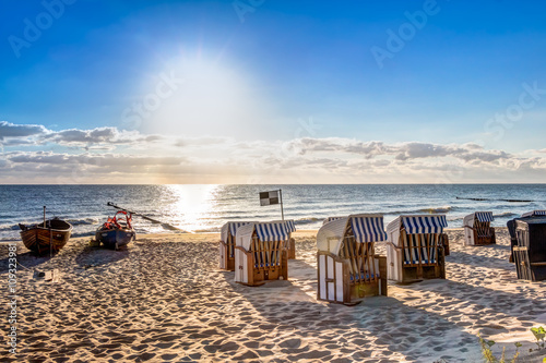 Strand am Morgen und Sonnenaufgang