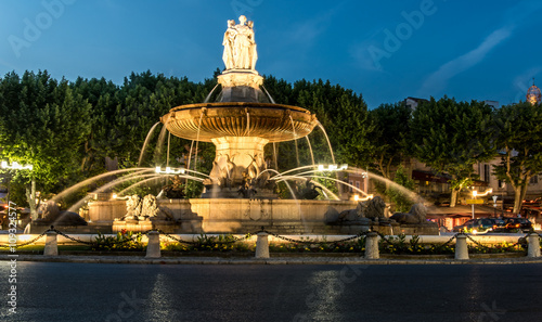 Foto Fontaine de la Rotonde en nocturne, Aix en Provence, France