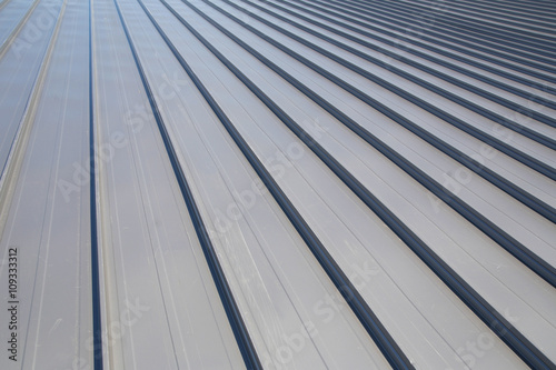Metal panel building roof construction
