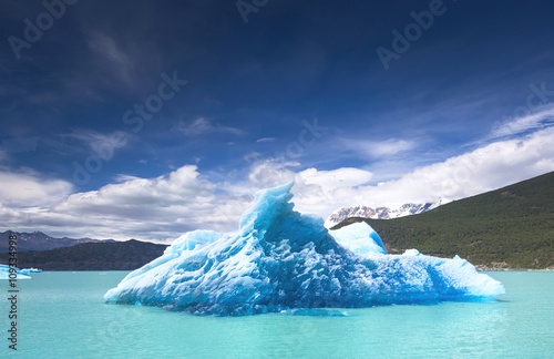 Icebergs in tne Argentino Lake, Patagonia, Argentina © sunsinger