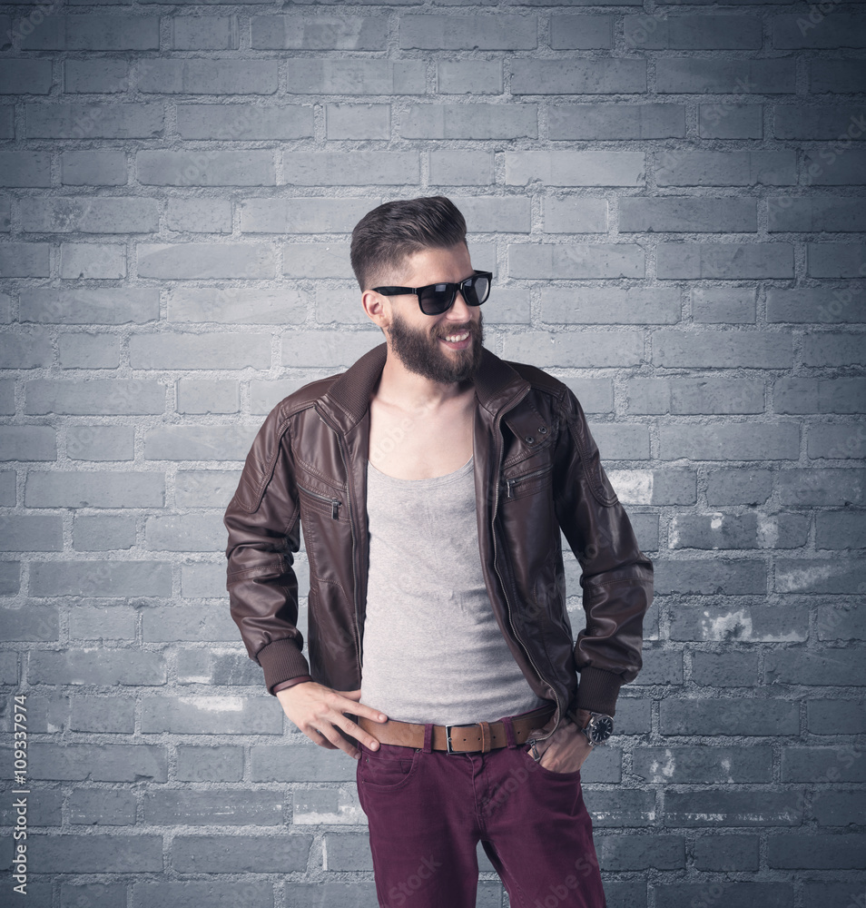 Obraz premium Fashion model in front of brick urban wall