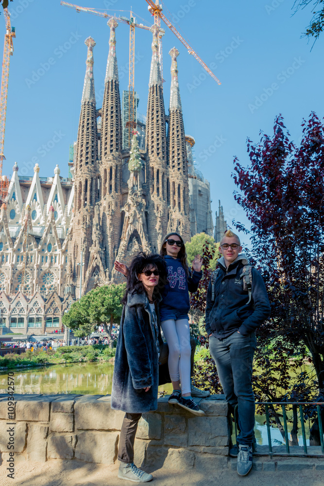 Fototapeta premium Famille devant la Sagrada Familia de Barcelone