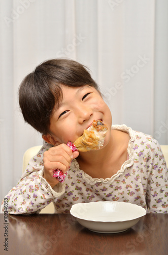 フライドチキンを美味しそうに食べる女の子