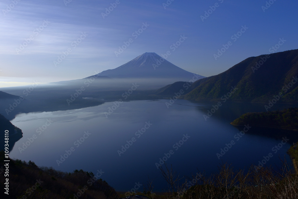 本栖湖中ノ倉展望地から春の朝の富士山