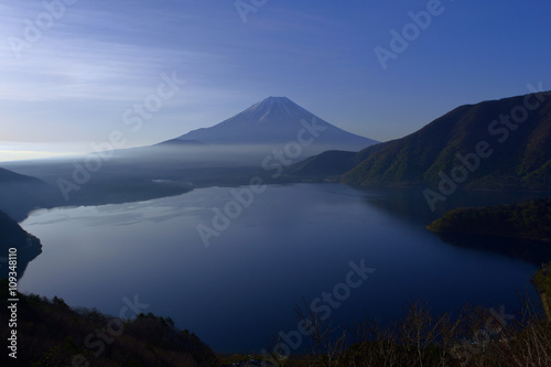 本栖湖中ノ倉展望地から春の朝の富士山