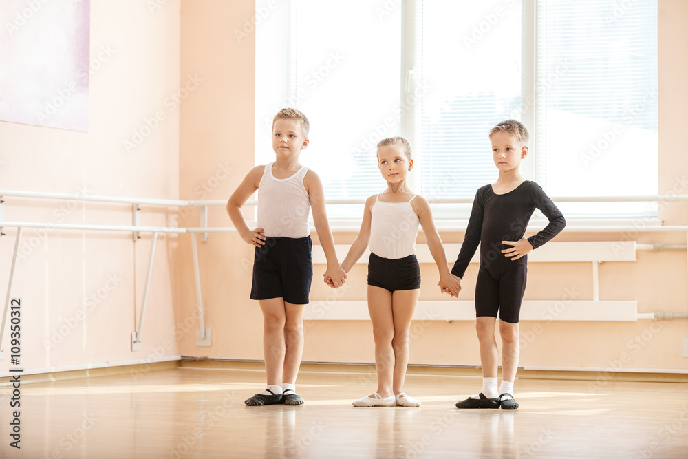 Obraz premium Young boys and a girl with posing at ballet dancing class