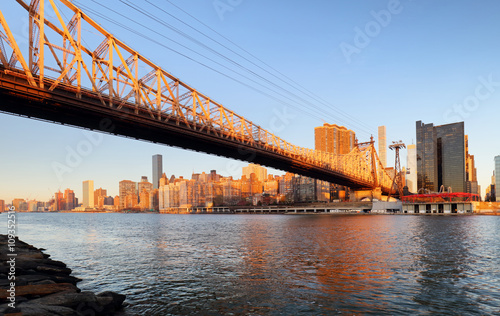 Fototapeta Naklejka Na Ścianę i Meble -  Queensboro bridge - Uptown, New York City