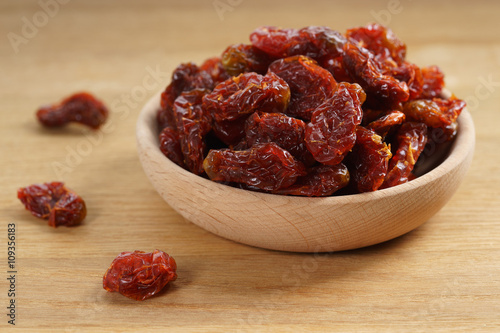 dried tomatoes in bowl