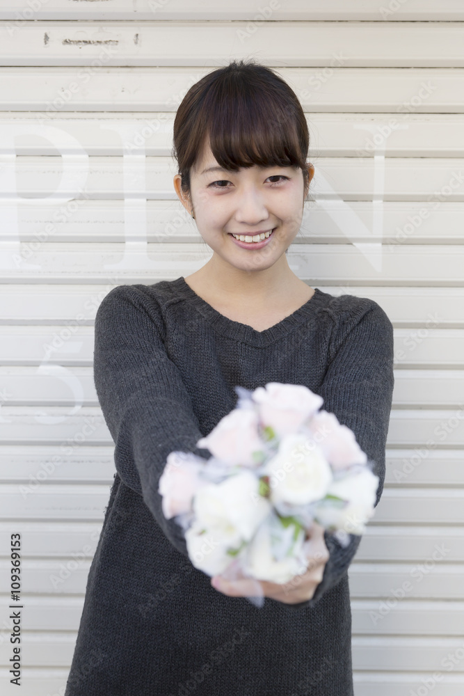 若い女性 ポートレート 花束を持つ 渡す 裏原宿 キャットストリート Stock Photo Adobe Stock