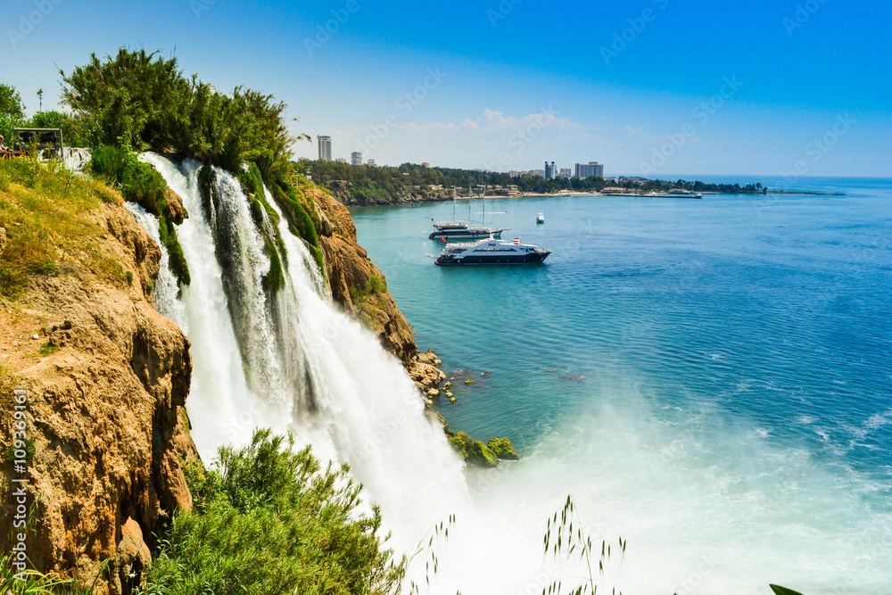 Fototapeta premium Wodospad w mieście Antalya Turcja, Morze Śródziemne