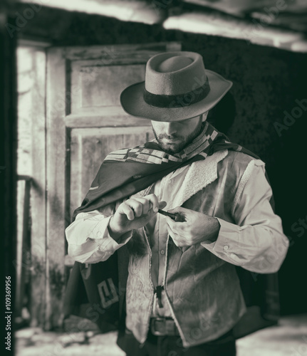 Gunfighter while scrolling tobacco