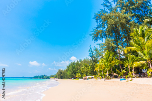 Beautiful tropical beach and sea © siraphol