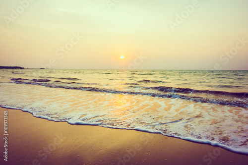 Fototapeta Naklejka Na Ścianę i Meble -  Sunset on the beach