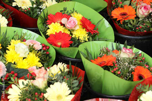 Fototapeta Naklejka Na Ścianę i Meble -  Unterschiedliche Blumen auf dem Markt