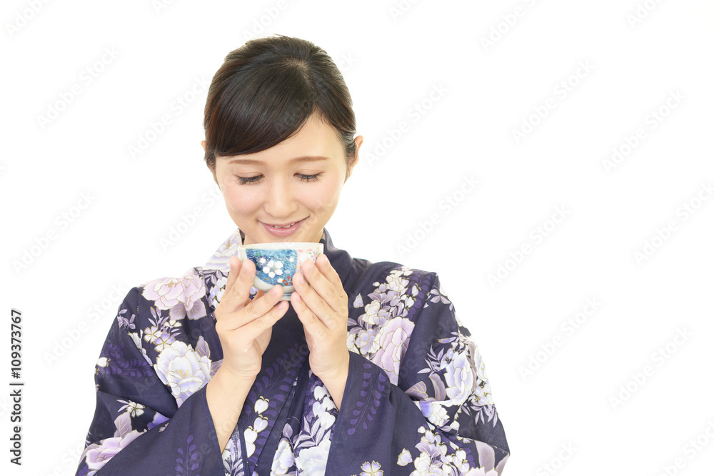 お茶を飲み寛ぐ女性 お茶を飲み寛ぐ女性