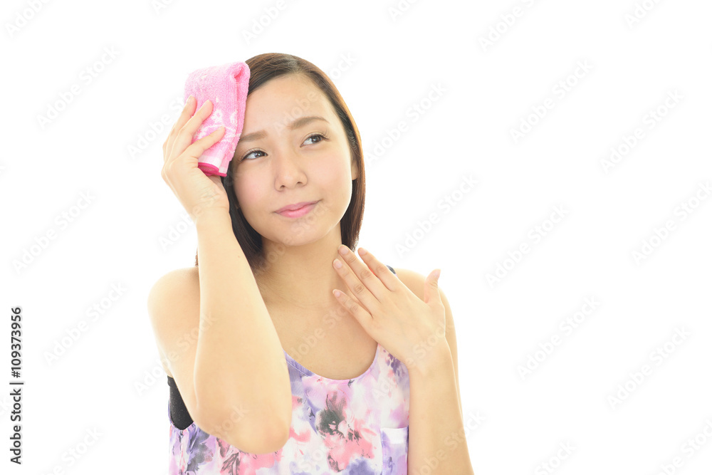 汗を拭く女性