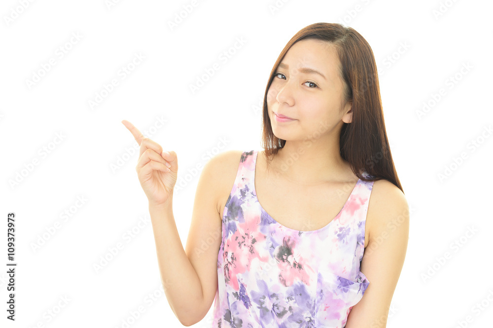 指示する笑顔の女性 指示する笑顔の女性