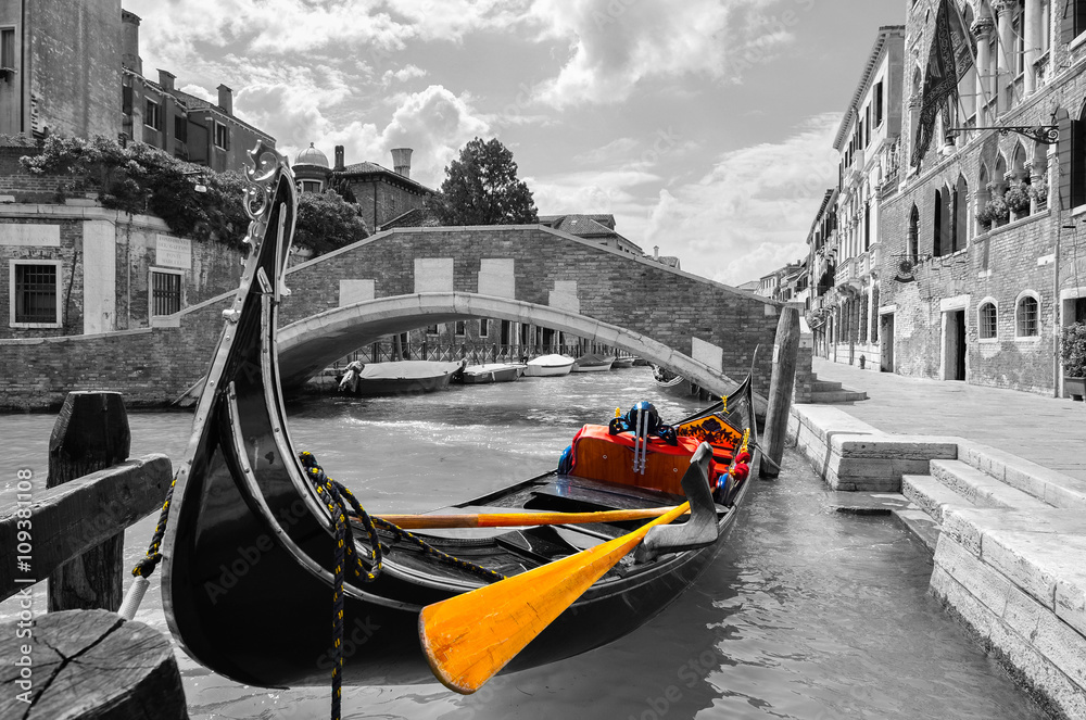 Fototapeta premium Czarny i biały piękny kanał w Wenecja z selekcyjnym kolorem na gondoli
