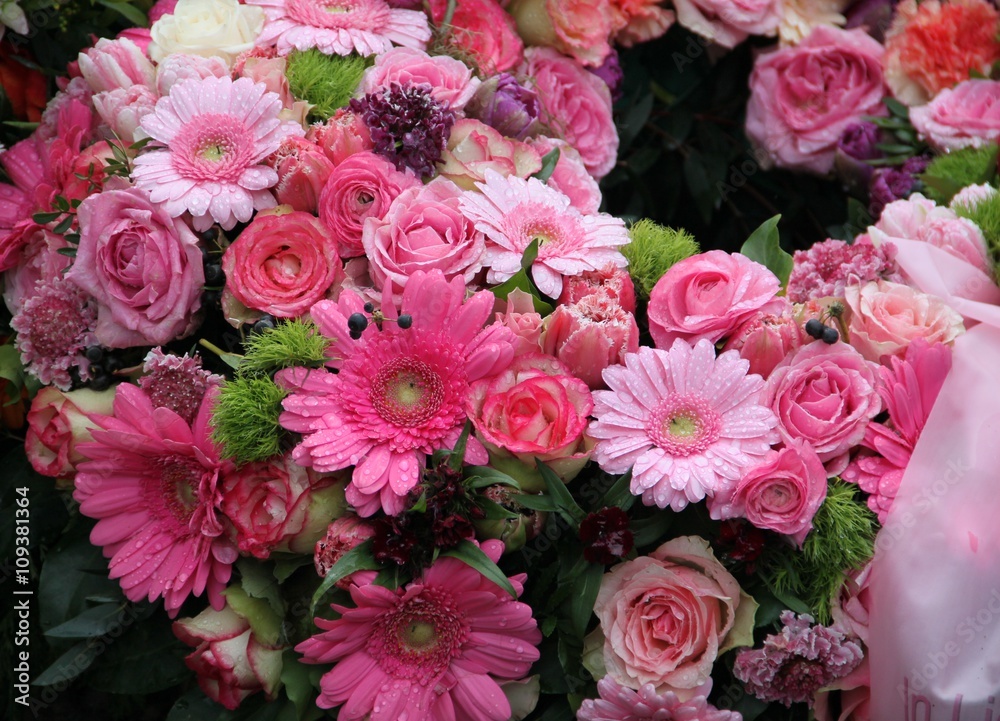 Trauer - Ein letzter Gruß mit frischen Blumen nach Beerdigung