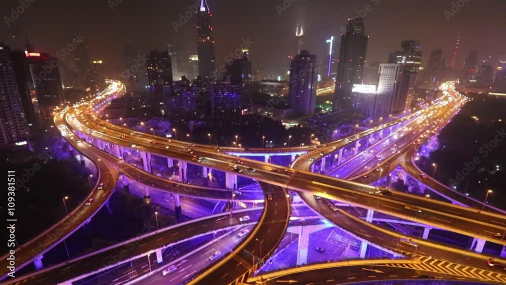 Croisement de route trafic à Shanghai de nuit