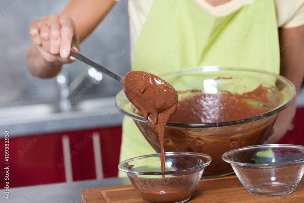femme qui fait des desserts au chocolat femme qui fait des desserts au chocolat