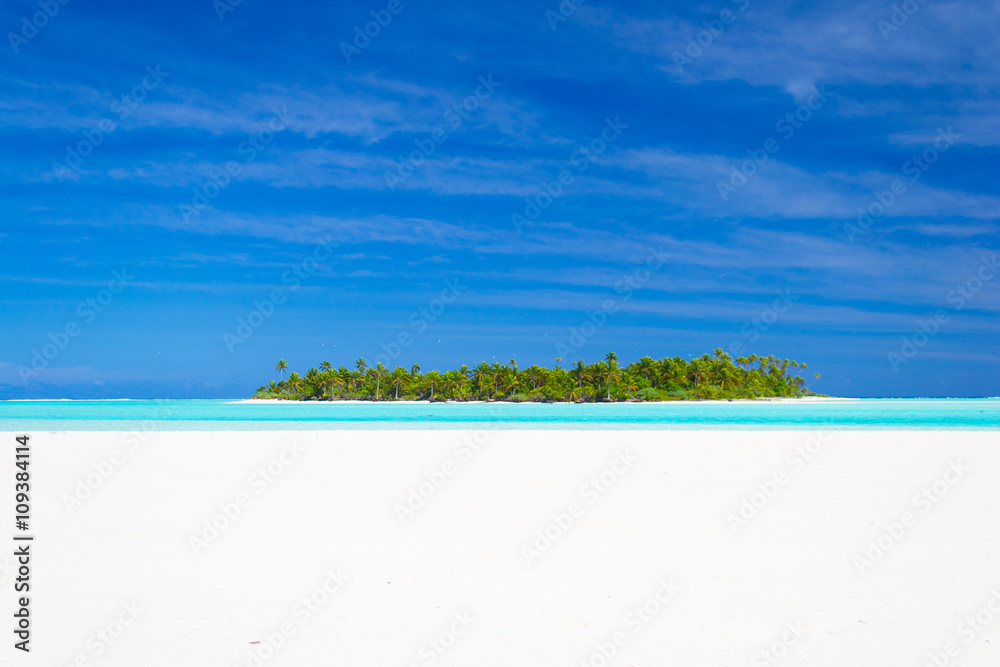 Dreamlike travel destination, turquoise water of Aitutaki, Cook Islands